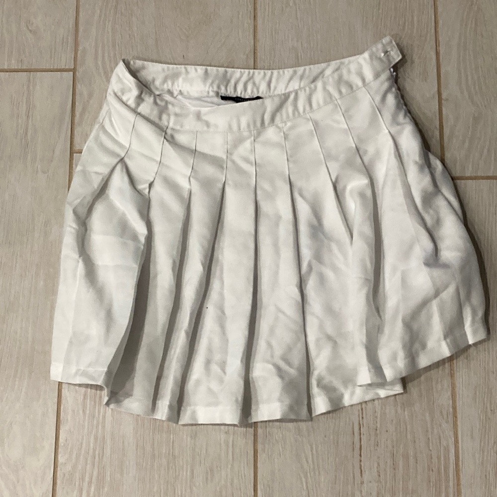Medium Forever 21 white skater girl skirt